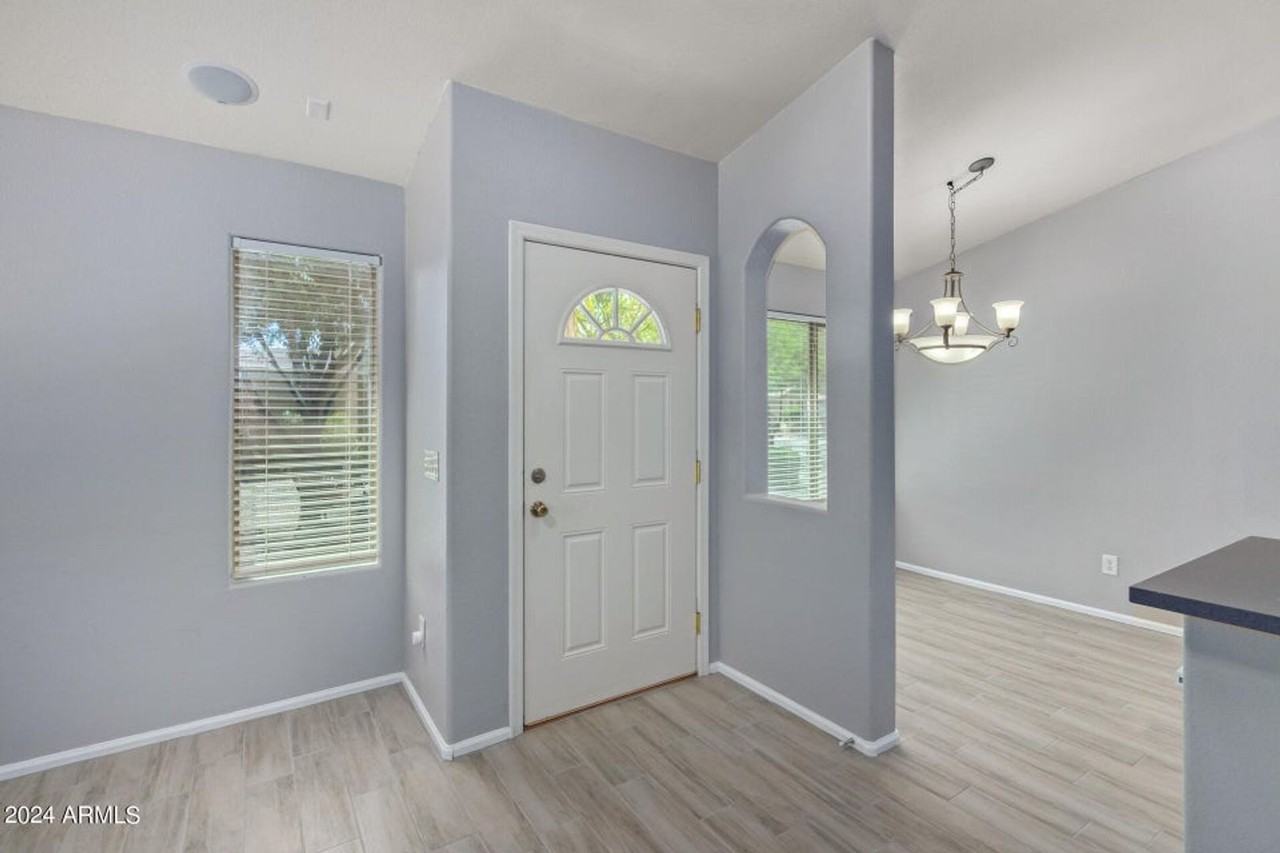 983 E Palomino Way - Photo 5 of 48