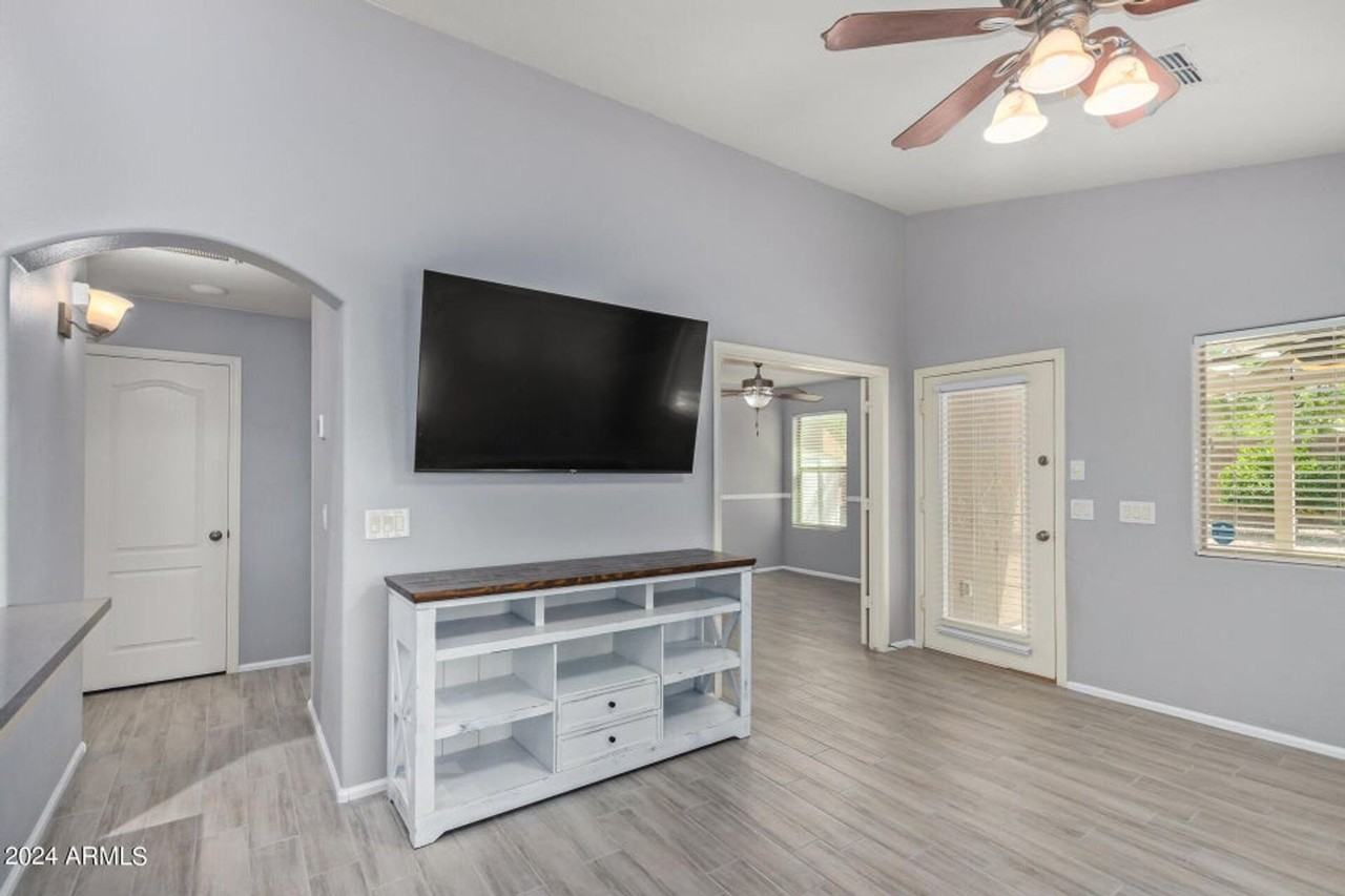 983 E Palomino Way - Photo 6 of 48