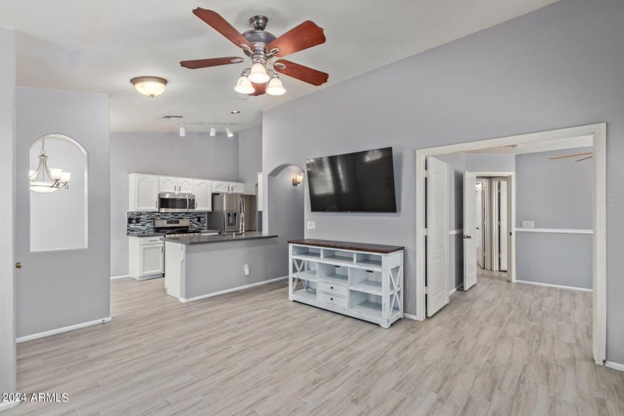 983 E Palomino Way - Photo 7 of 48