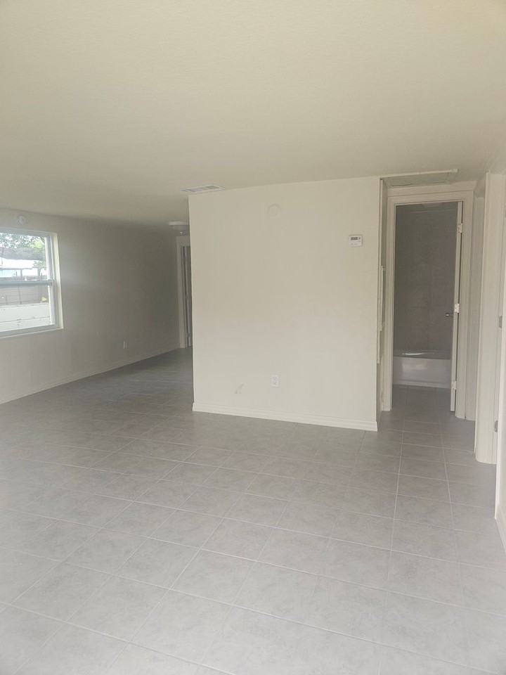 621 60th Avenue Dr E - Photo 2 of 11