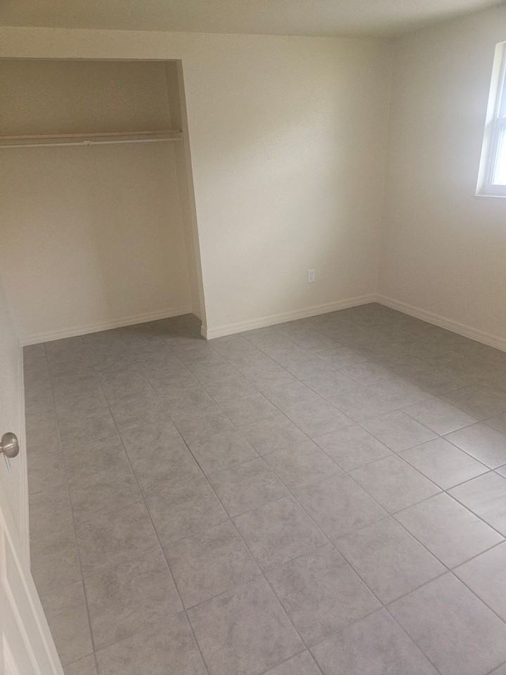 621 60th Avenue Dr E - Photo 3 of 11