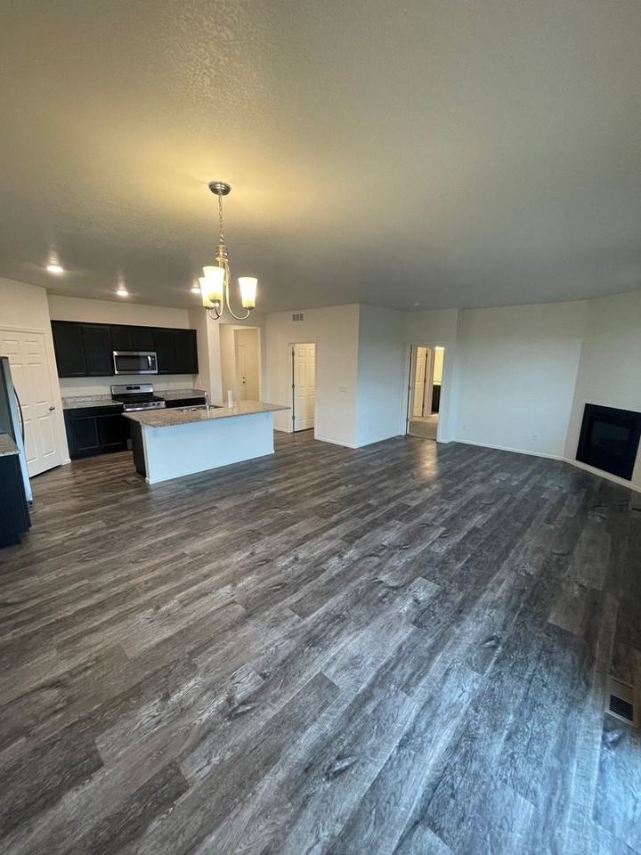 1576 Clarendon Dr - Photo 3 of 17
