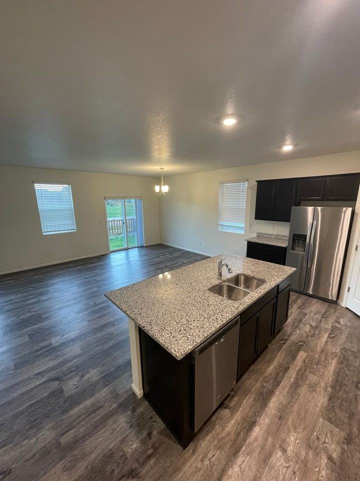 1576 Clarendon Dr - Photo 4 of 17