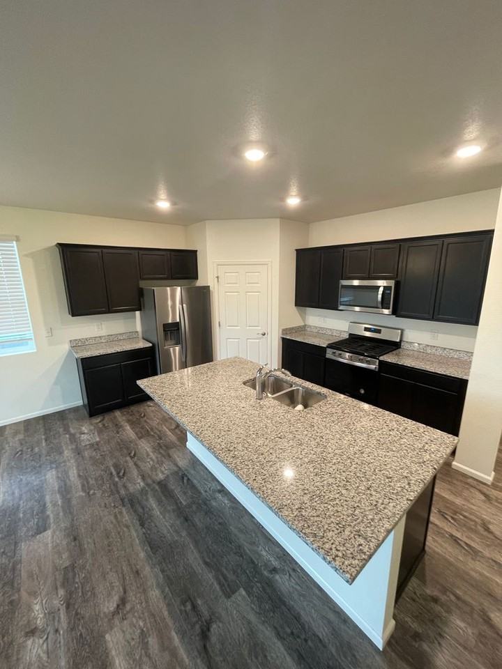 1576 Clarendon Dr - Photo 5 of 17