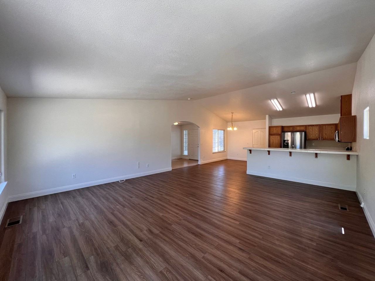 655 Keppel St - Photo 2 of 29