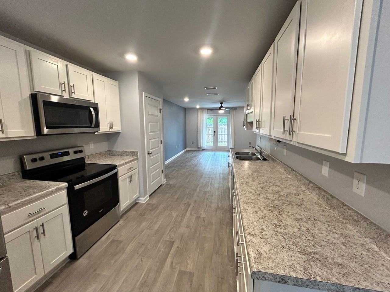 4047 Brighton Blvd - Photo 7 of 34