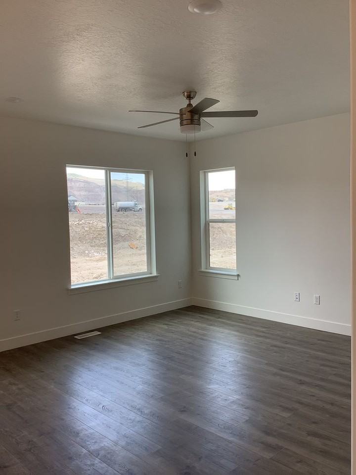 897 N Portman Way - Photo 3 of 22