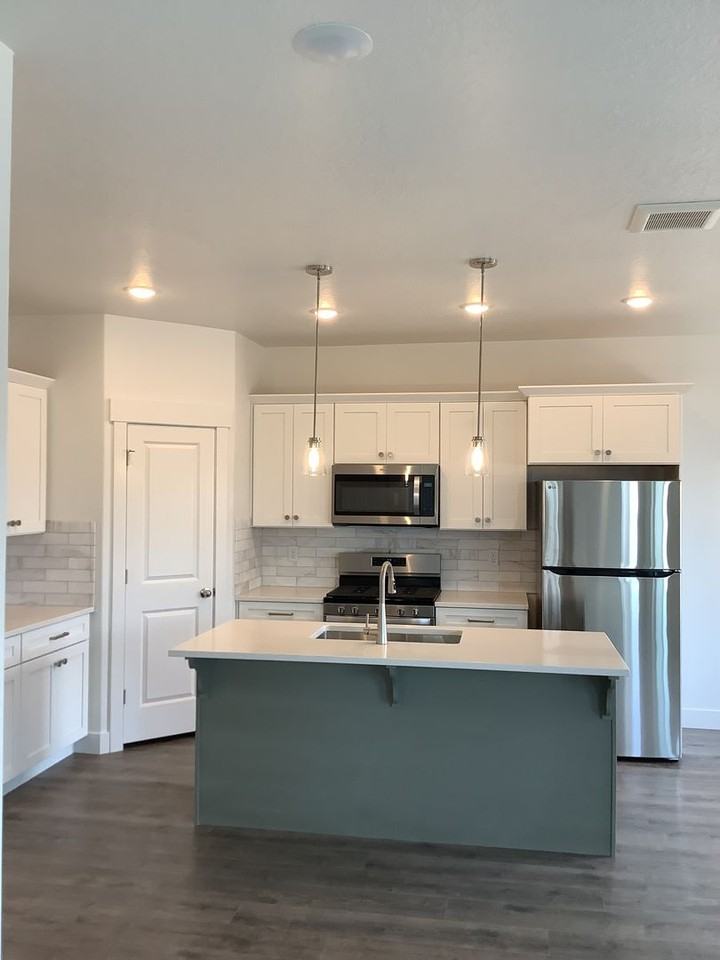 897 N Portman Way - Photo 4 of 22