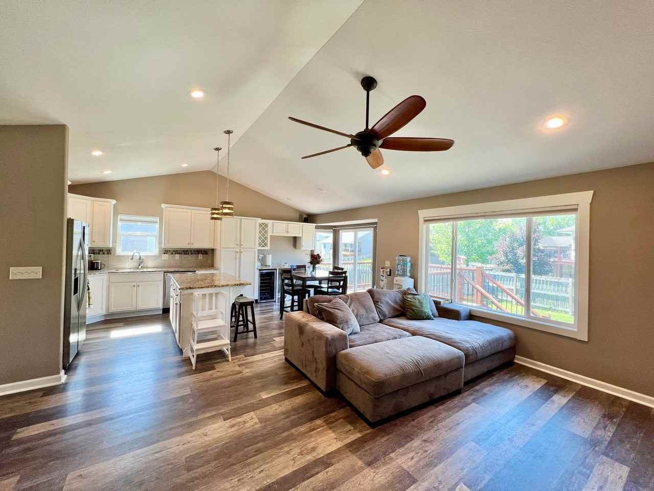 4728 Plumthicket Dr - Photo 3 of 27