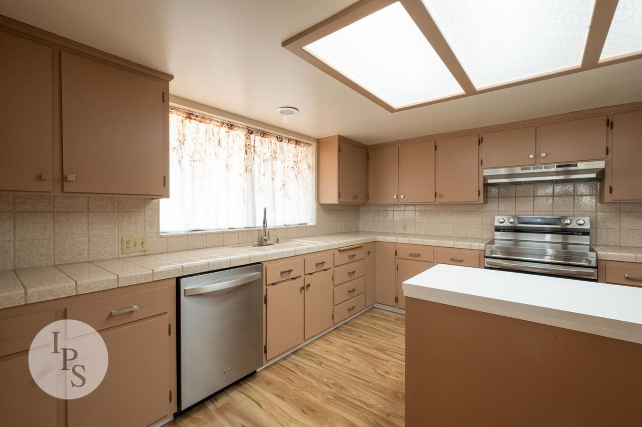 5150 N Bishop Ave - Photo 7 of 21