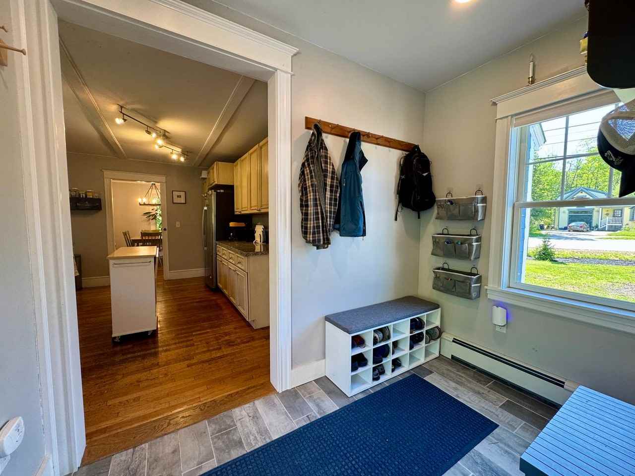 275 Middle Rd - Photo 5 of 30
