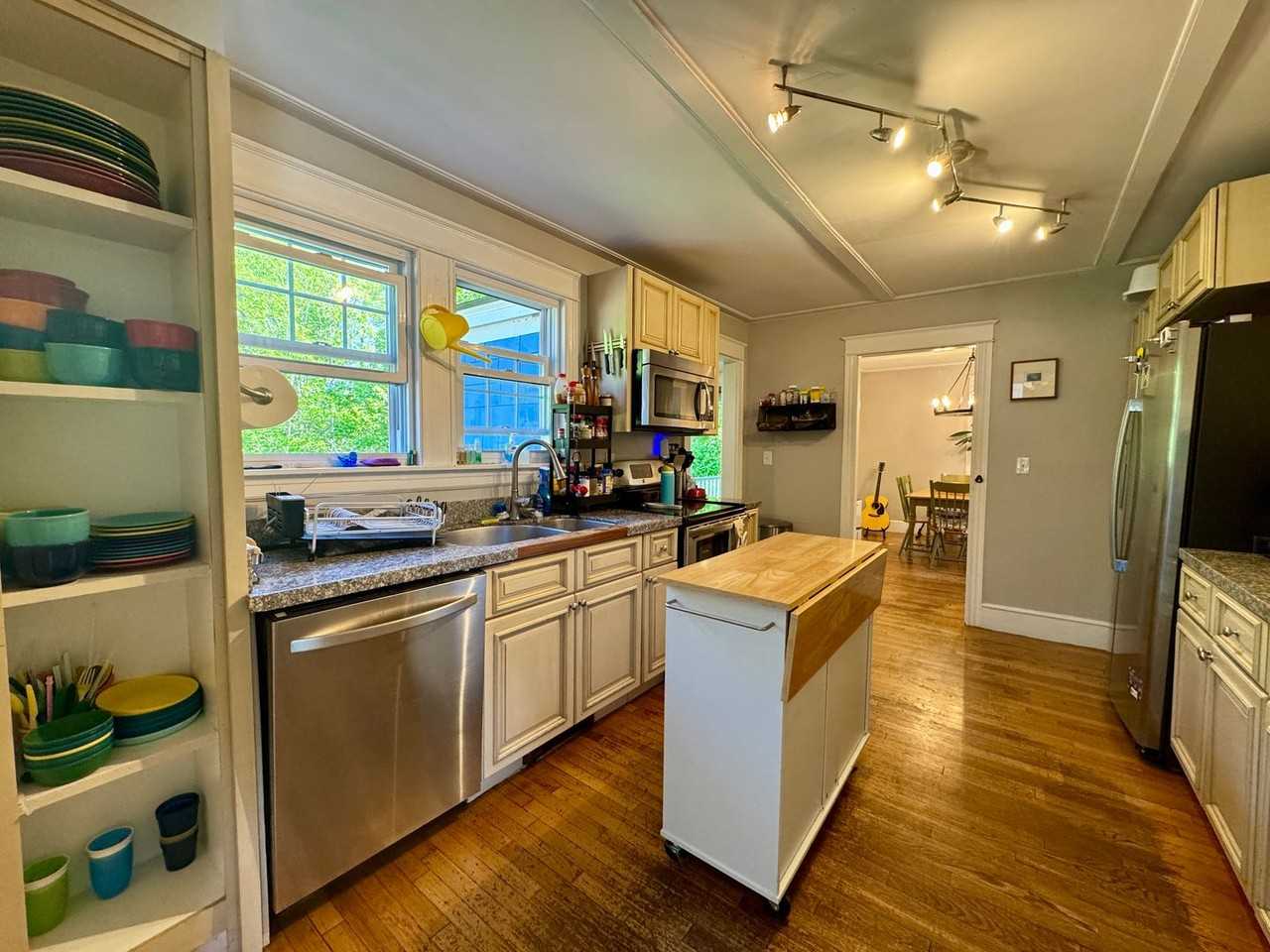 275 Middle Rd - Photo 7 of 30
