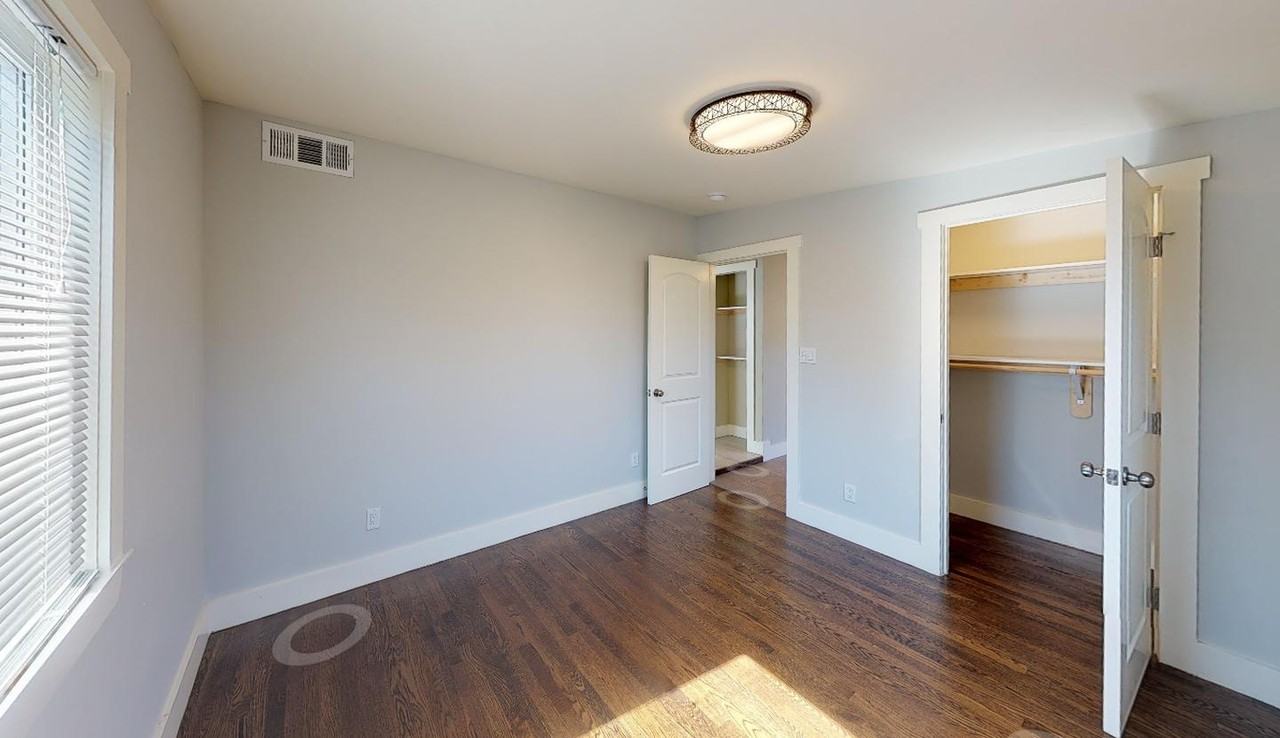 Lovely Santa Fe home with charming backyard - Photo 5 of 12