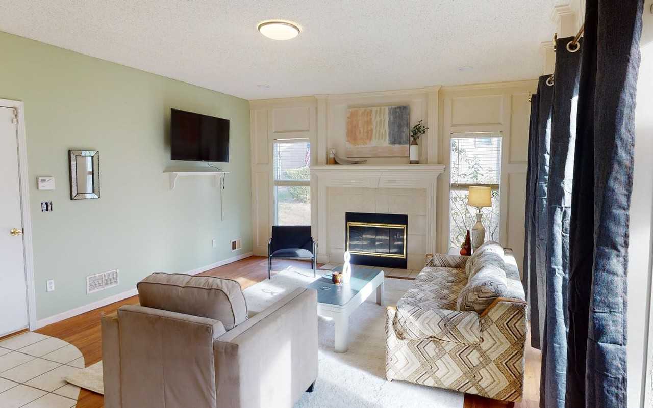 Cozy and convenient, this home in Northeast Kansas City is ready for you! - Photo 2 of 19