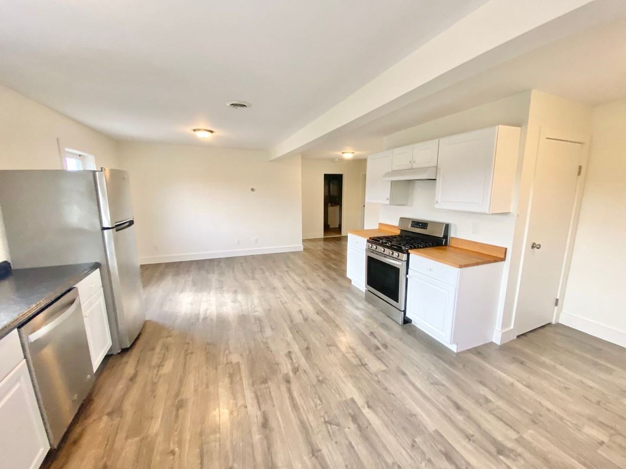 12 Malletts Bay Ave - Photo 2 of 12