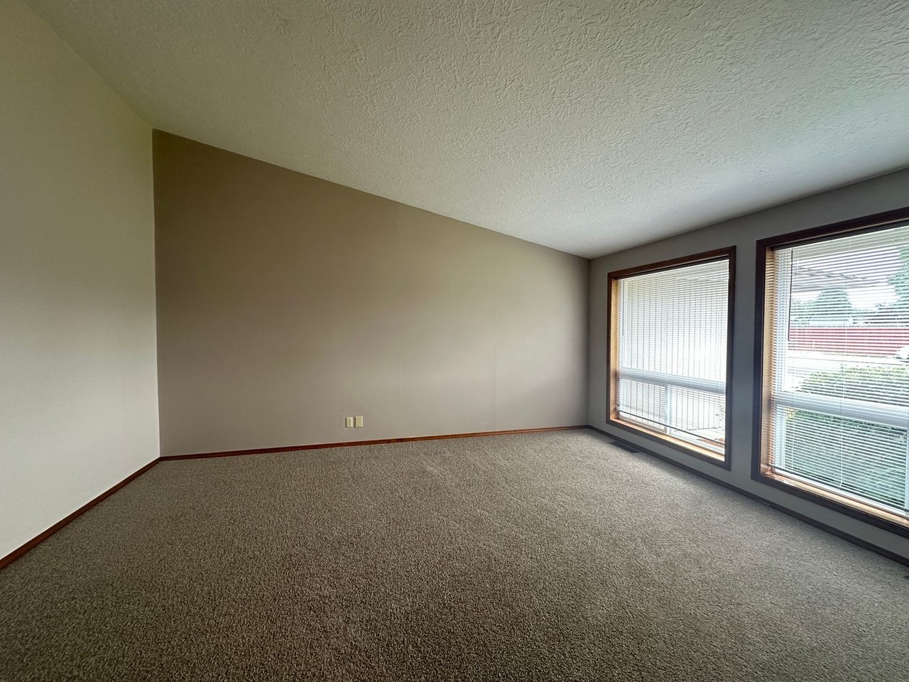 4823 Glendale Ave Ne - Photo 2 of 20