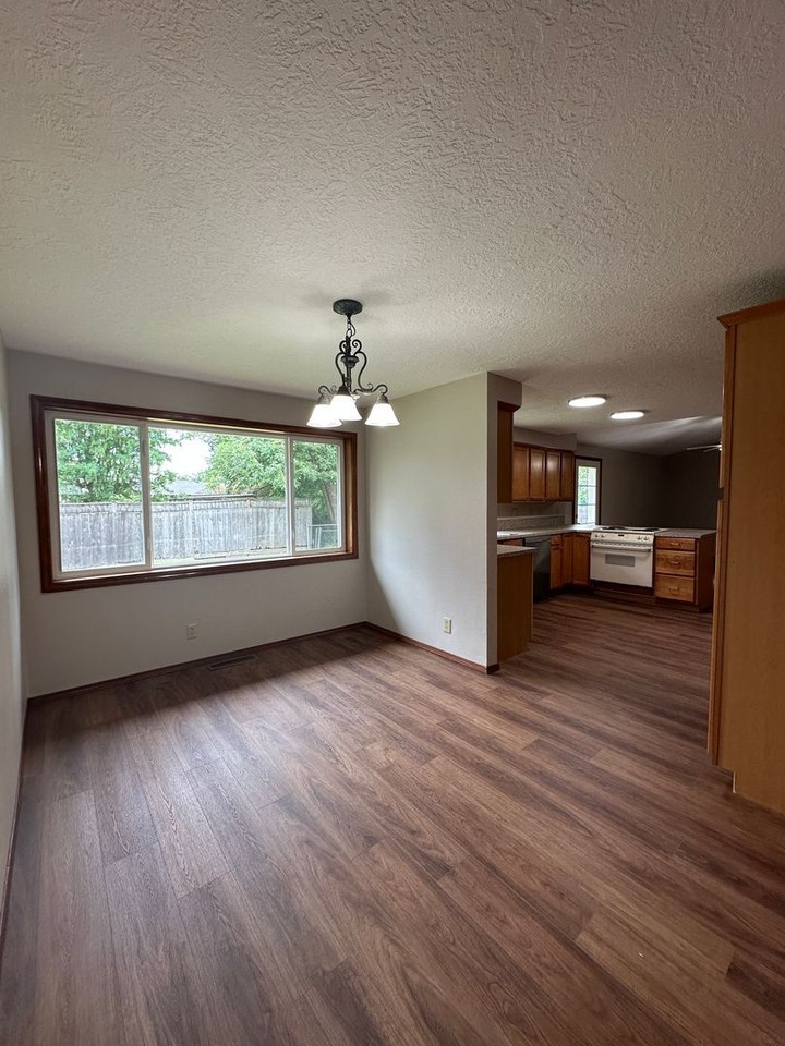 4823 Glendale Ave Ne - Photo 3 of 20