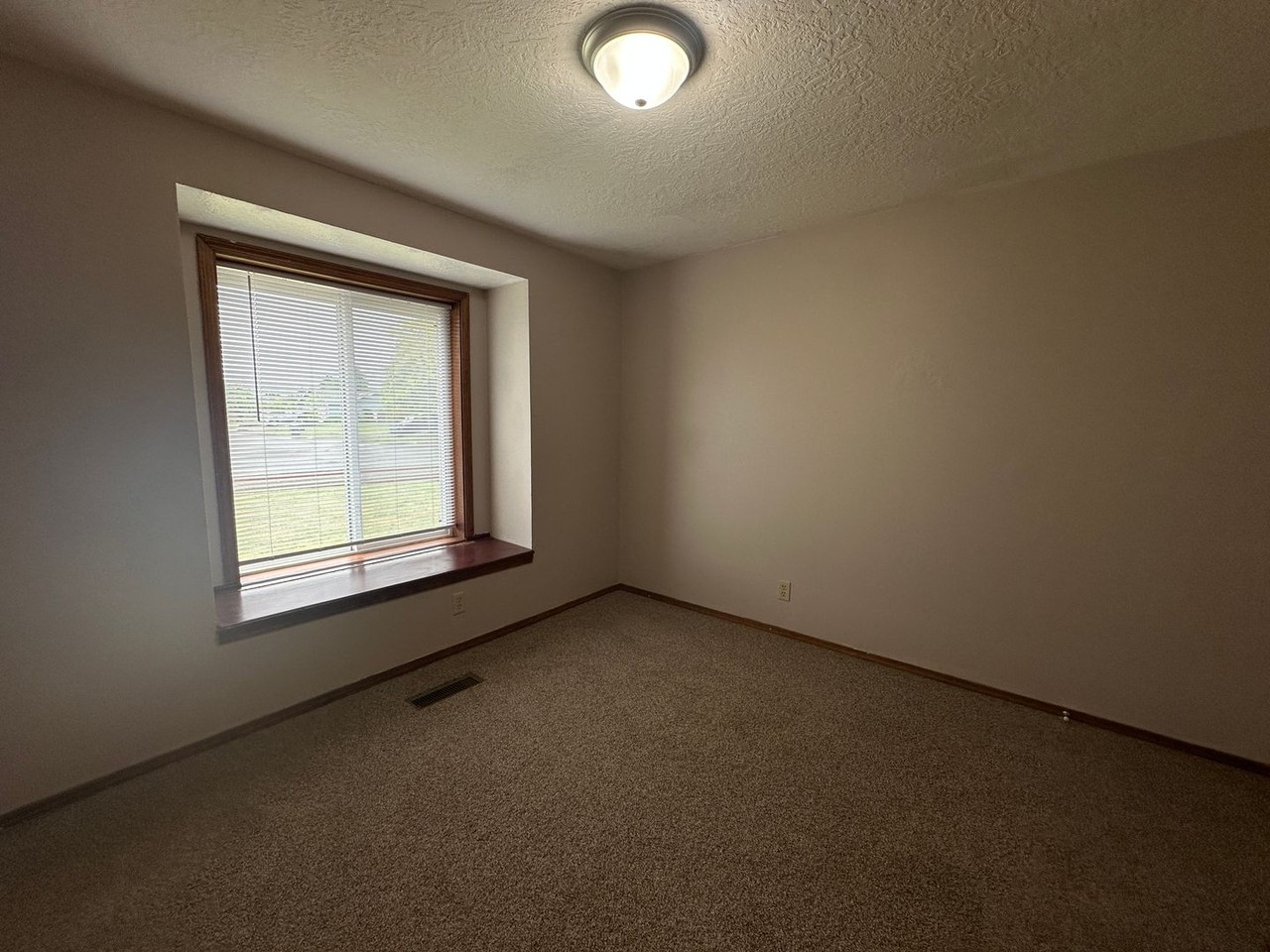 4823 Glendale Ave Ne - Photo 7 of 20