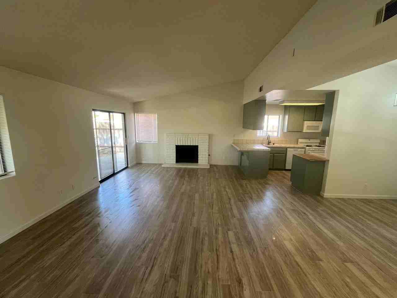 402 Oakwood Ct - Photo 2 of 16