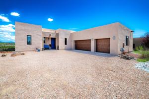 featured image of 90 E Via Plaza Nueva