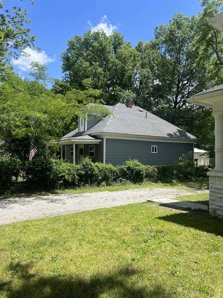 2628 E 8th St - Photo 3 of 21