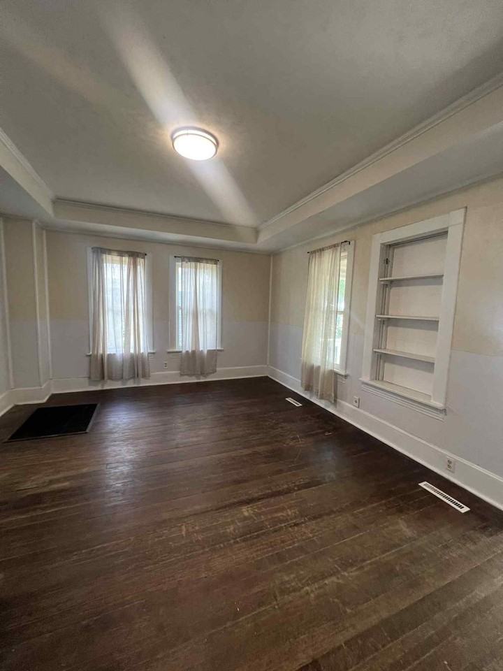 2628 E 8th St - Photo 5 of 21