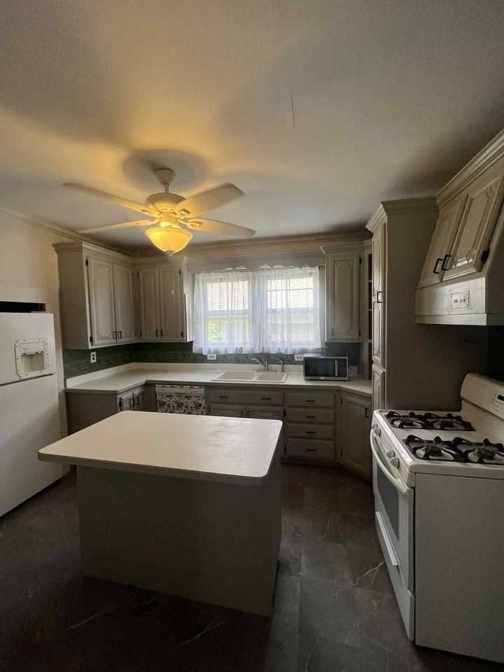 2628 E 8th St - Photo 6 of 21