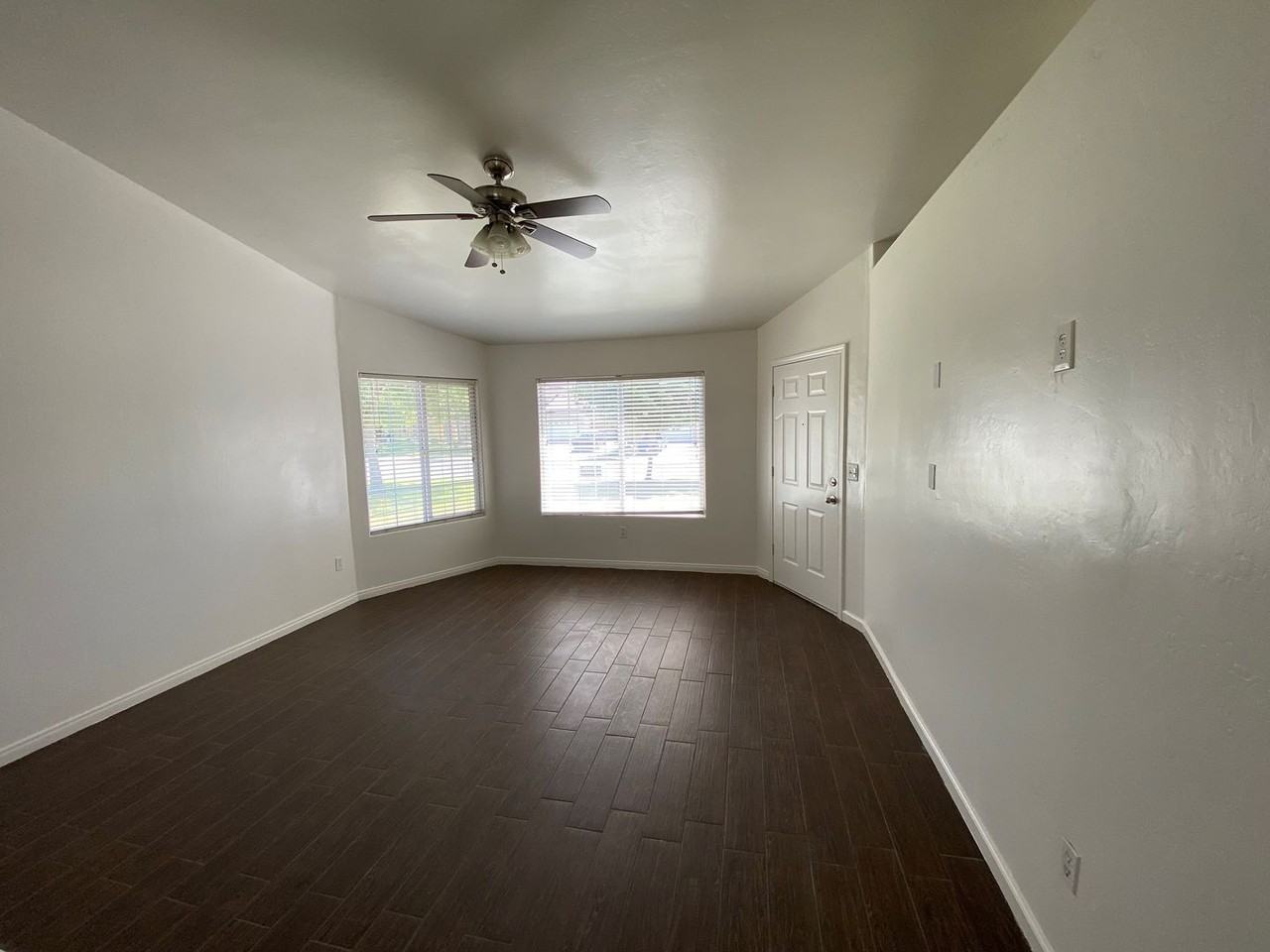 5909 Arc Dome Ave - Photo 2 of 9