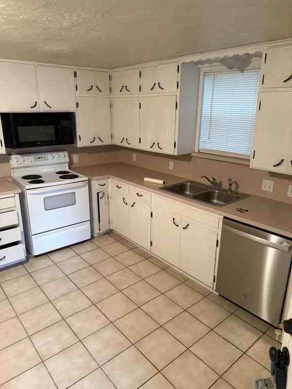 424 N Oak St - Photo 3 of 9