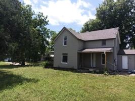 featured image of 744 E Walnut St