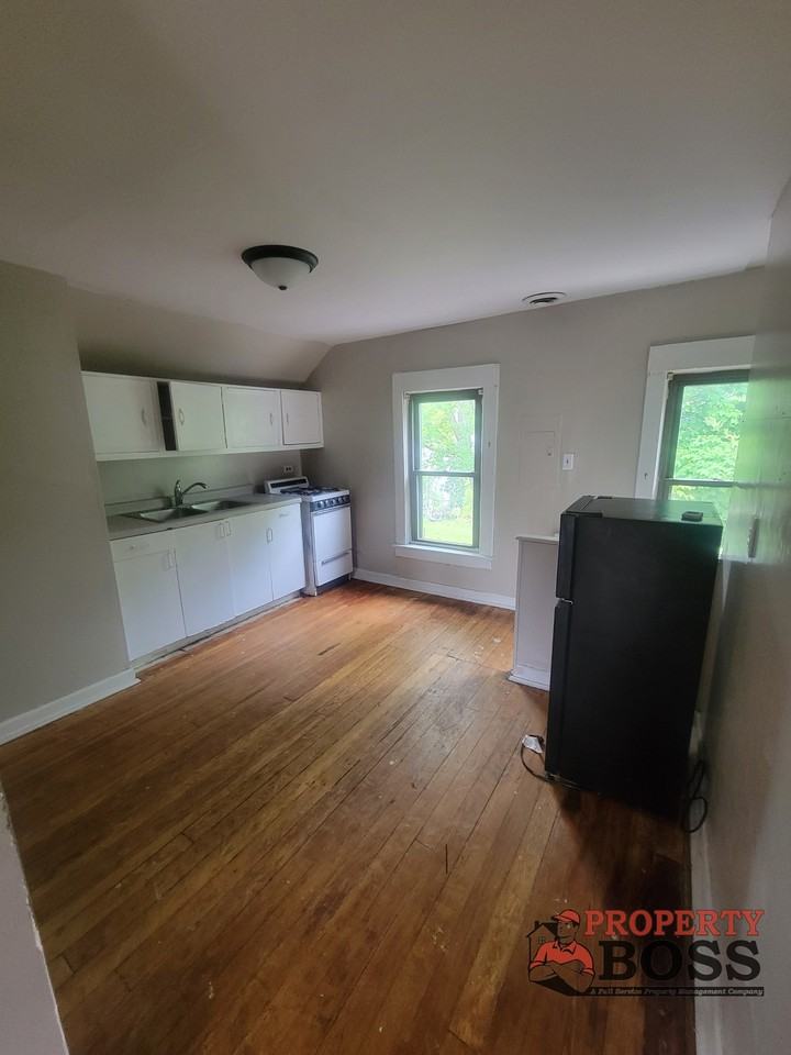 307 1/2 Division St - Photo 2 of 6