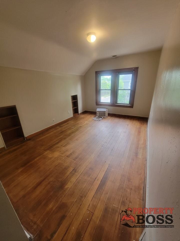 307 1/2 Division St - Photo 3 of 6