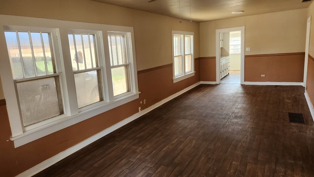 720 S 11th St - Photo 2 of 10