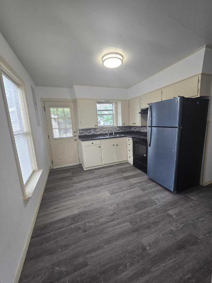 9407 Braddock St - Photo 2 of 8