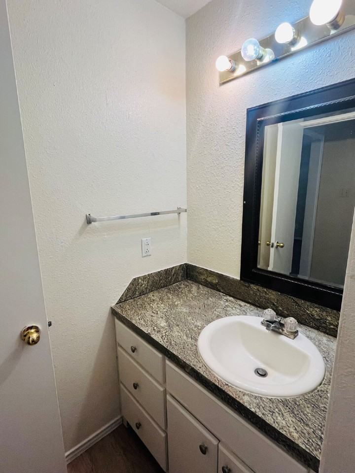 6815 Iola Ave - Photo 7 of 13