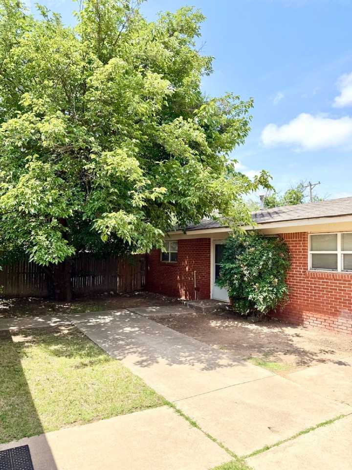 2423 22nd Pl #B - Photo 2 of 15