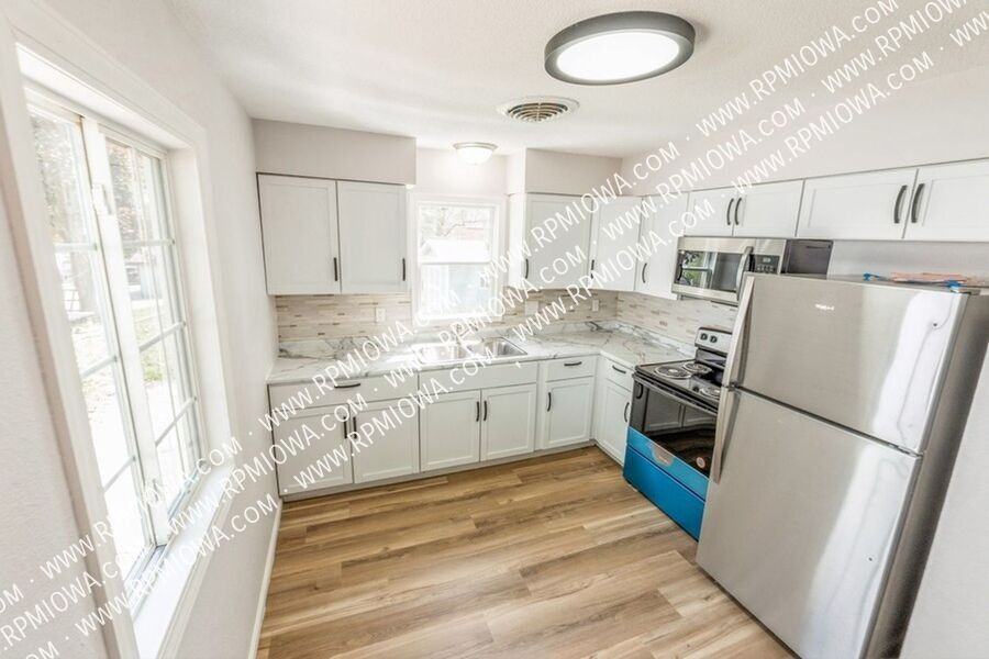 1439 8th St - Photo 2 of 16