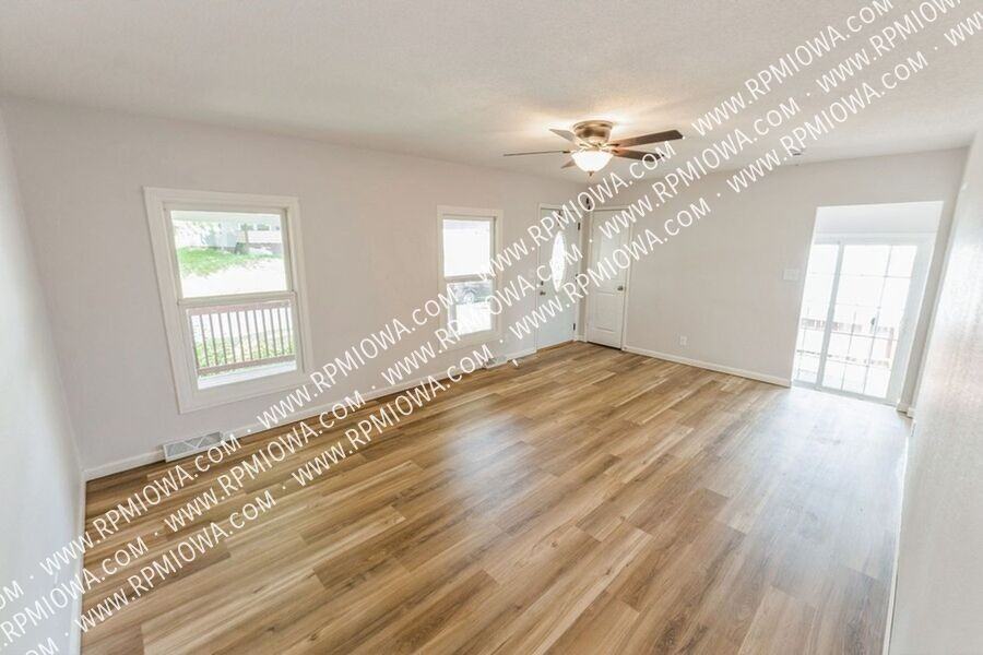 1439 8th St - Photo 3 of 16