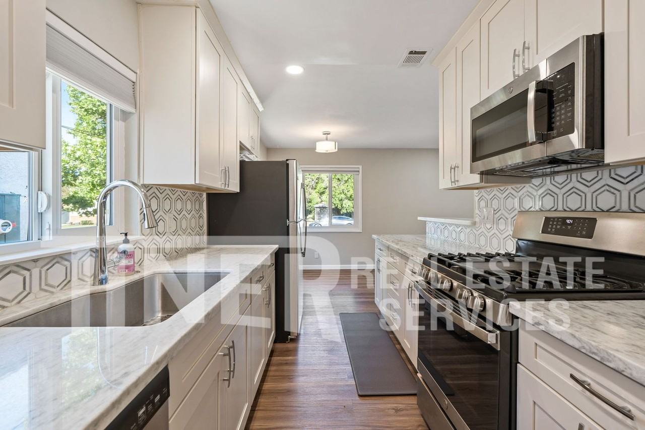 2717 59th St - Photo 3 of 18