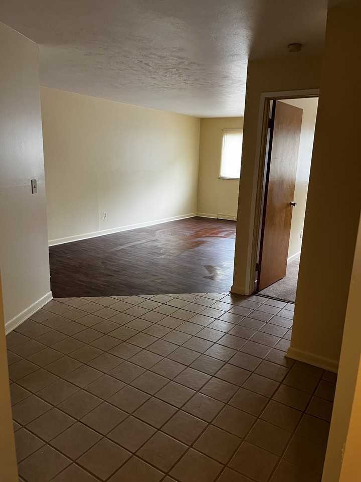 18051 Lakeshore Boulevard - Photo 2 of 40