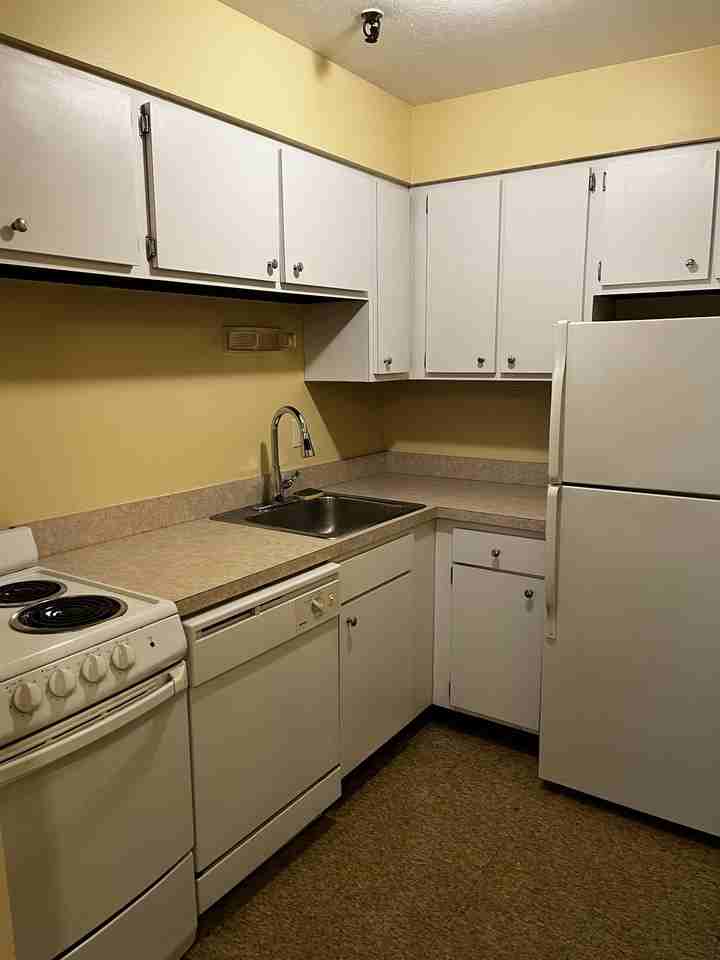 18051 Lakeshore Boulevard - Photo 3 of 40