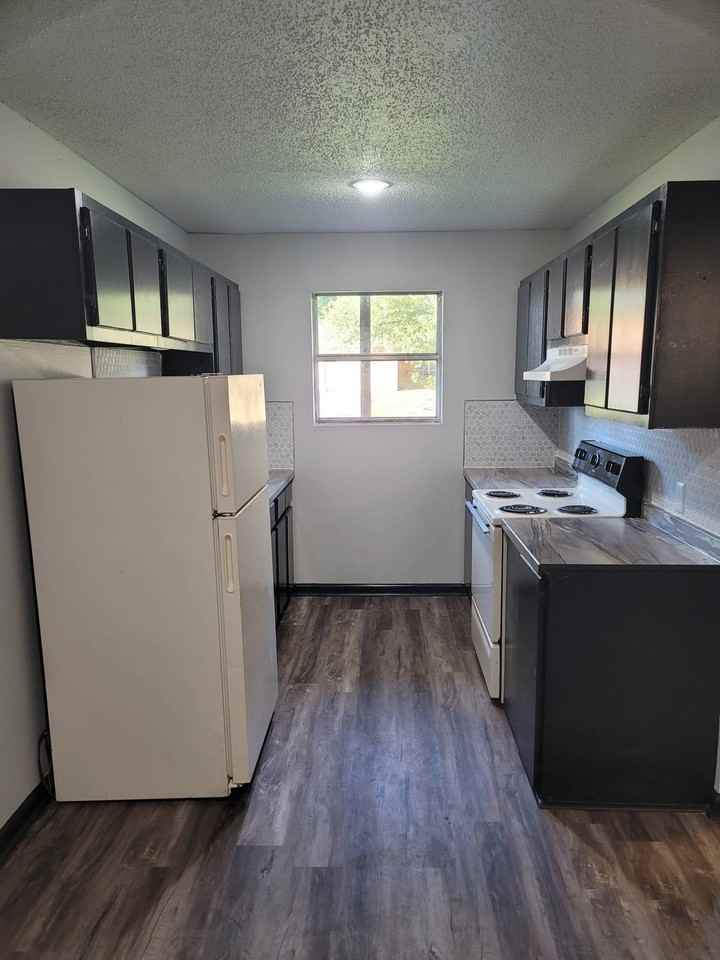 Kurt Manor - Photo 3 of 22