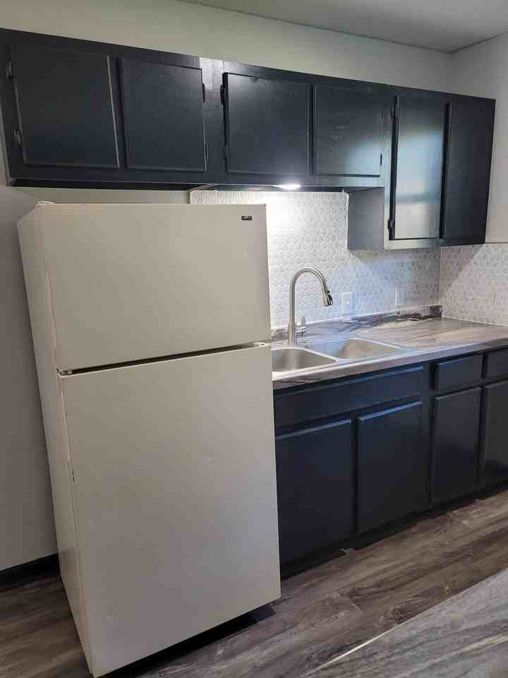 Kurt Manor - Photo 5 of 22