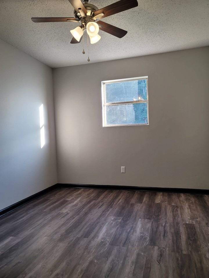 Kurt Manor - Photo 7 of 22