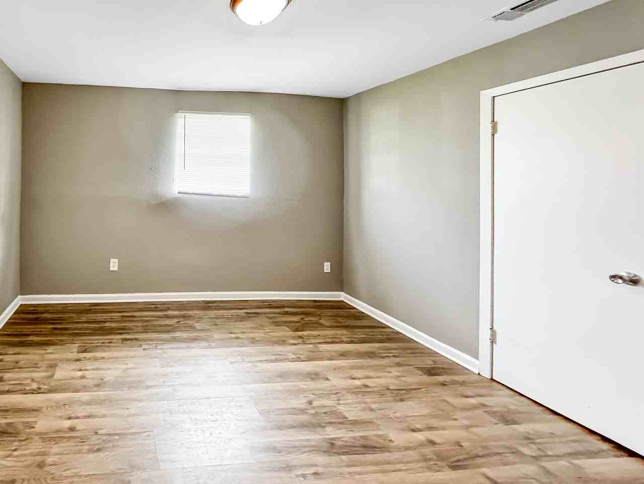 321 Robinson Avenue - Photo 4 of 6