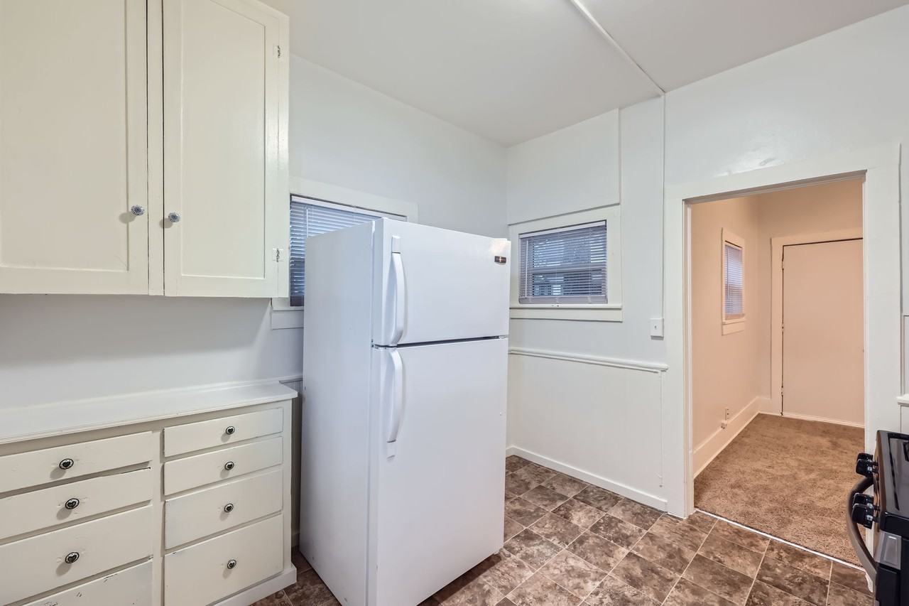 537 East Platte Avenue - Photo 6 of 11