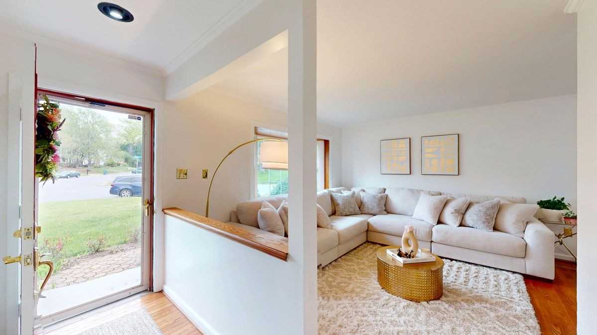 10200 Mckean Ct - Photo 3 of 44