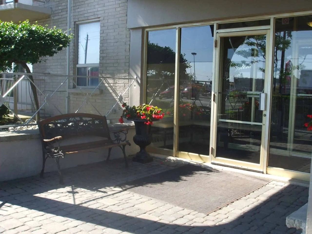 512 Mohawk Rd E - Photo 3 of 10