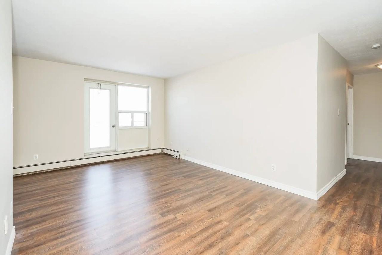 512 Mohawk Rd E - Photo 6 of 10