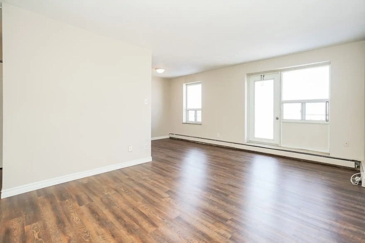 512 Mohawk Rd E - Photo 7 of 10